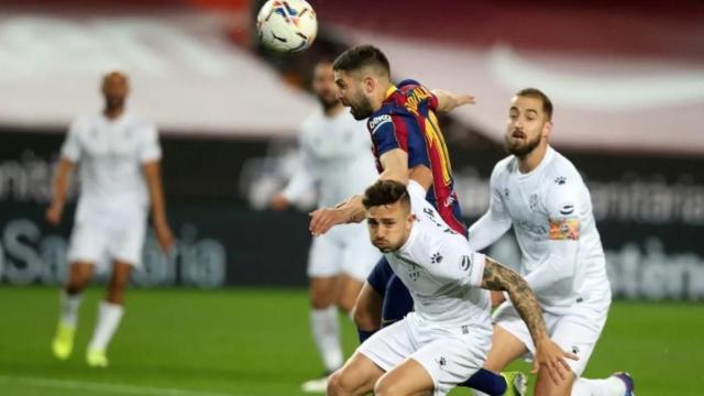 Jordi Alba en una acción ante el Huesca / FCB