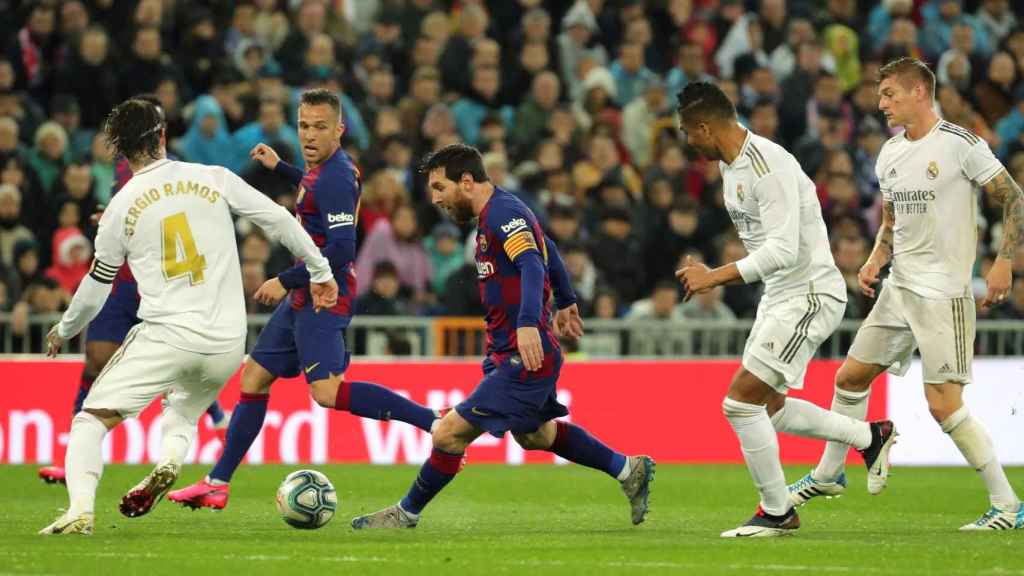 Leo Messi jugando el clásico en el Santiago Bernabéu / EFE