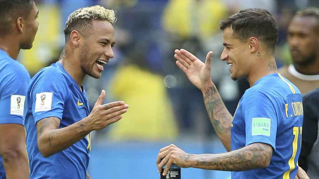 Philippe Coutinho y Neymar Jr celebran una victoria con Brasil / EFE