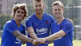 Una foto de Antoine Griezmann, Frenkie De Jong y Neto en su primer día de entrenamiento con el Barça / FCB