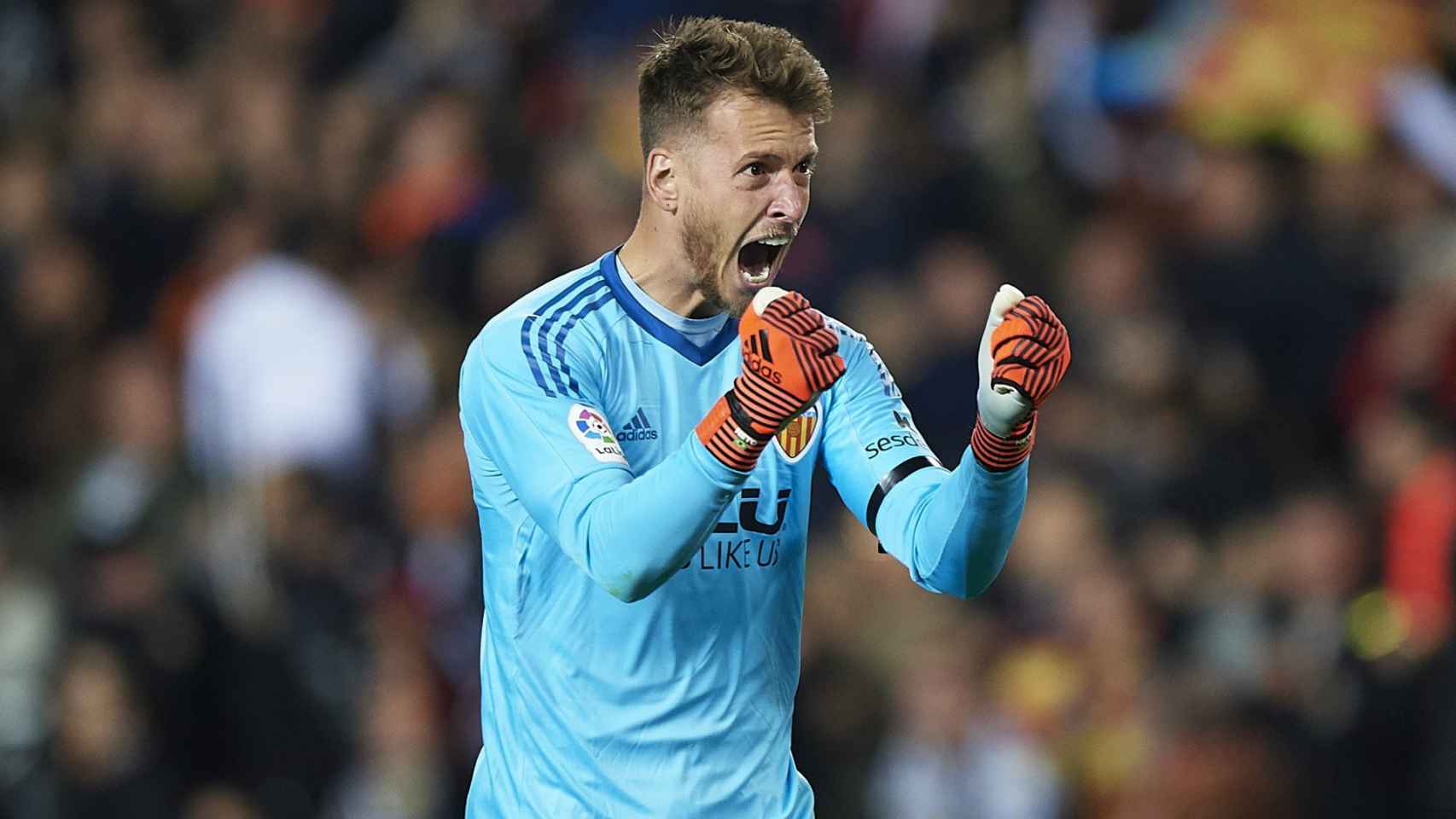 Neto celebrando una para con el Valencia / EFE