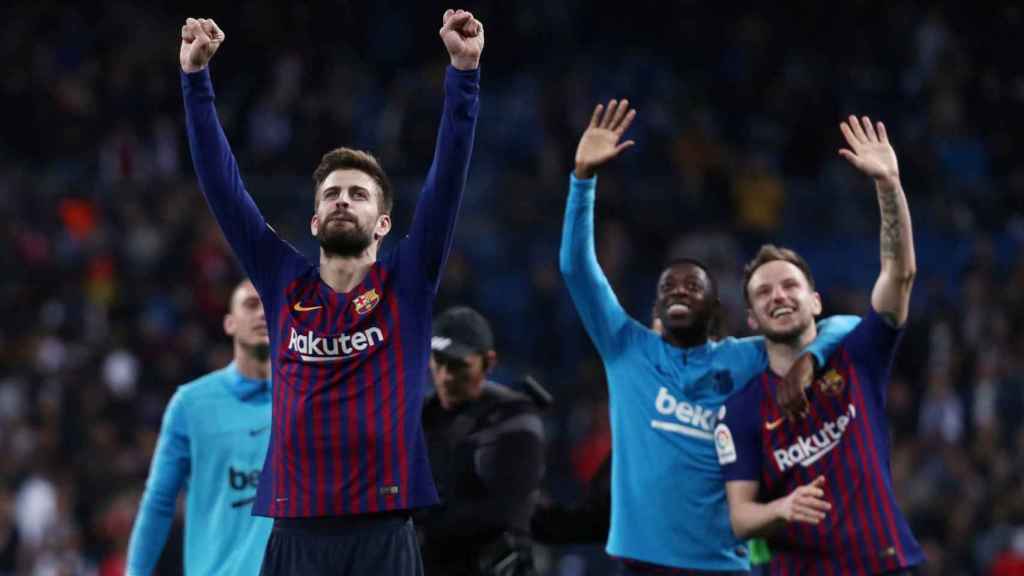 Gerard Piqué celebrando la victoria en el Santiago Bernabéu / EFE