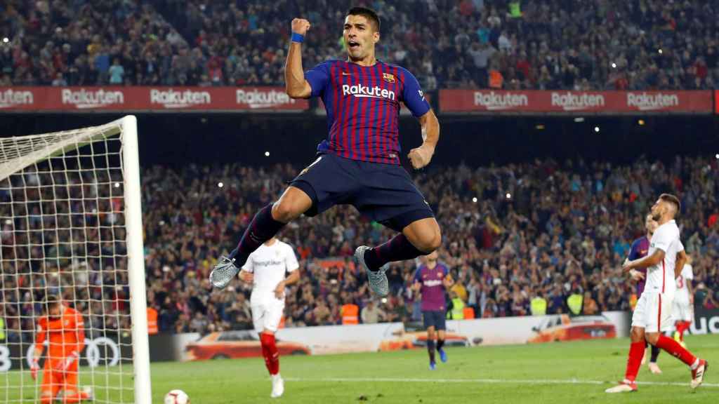 Luis Suárez celebra su gol al Sevilla el día en que Messi se lesionó el radio / EFE