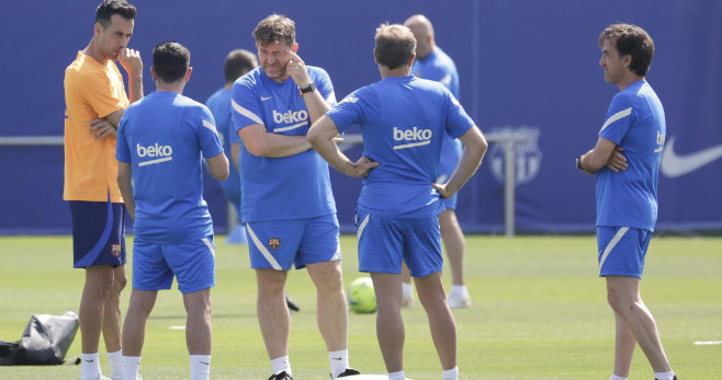 Xavi Hernández conversa con Sergio Busquets en el entrenamiento de este sábado / EFE