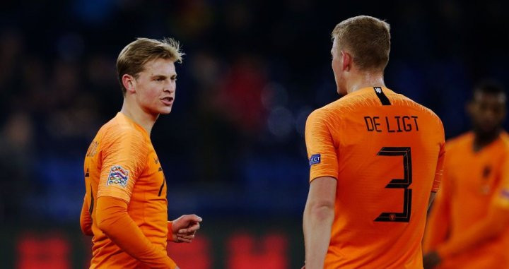 De Jong hablando con De Ligt en un partido con Holanda / EFE