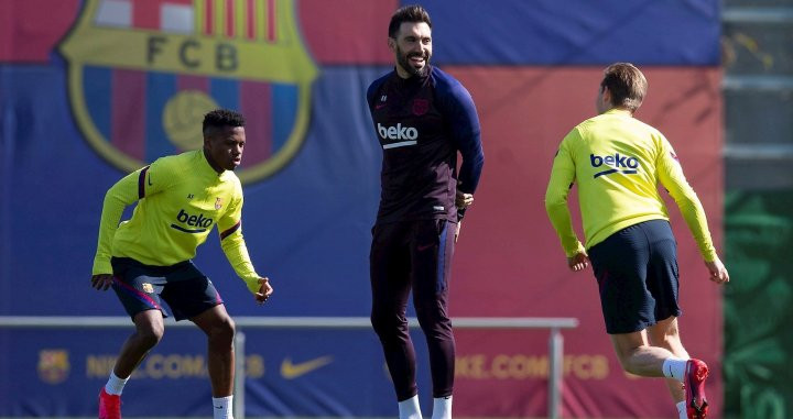 Los jugadores del Barça en un entrenamiento / EFE