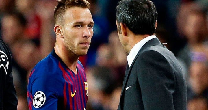 Arthur y Valverde durante un partido/ EFE