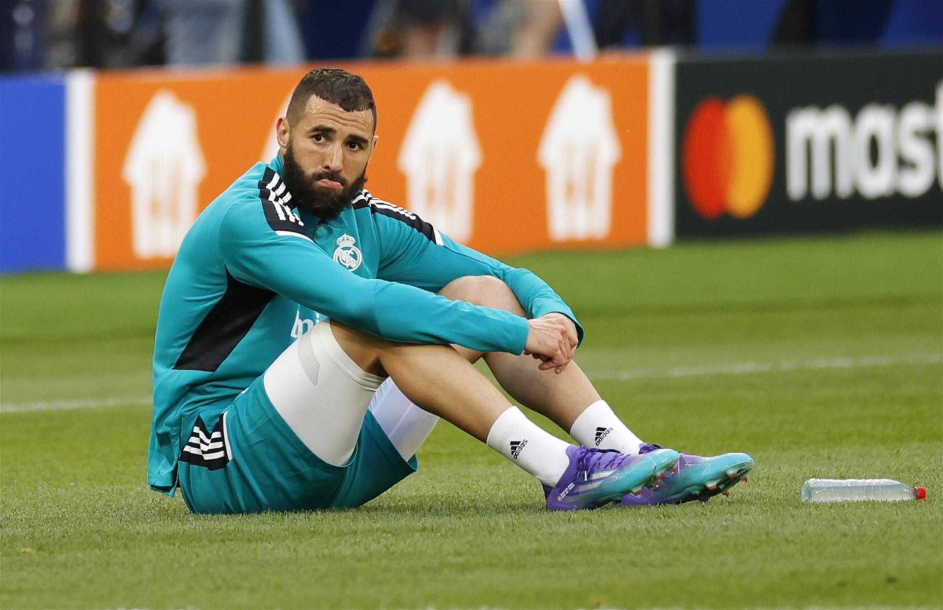 Benzema, en el entrenamiento previo al Real Madrid-Liverpool / EFE