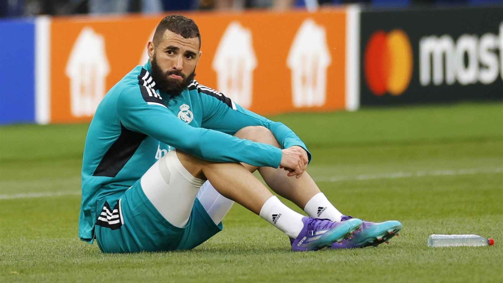 Benzema, en el entrenamiento previo al Real Madrid-Liverpool / EFE