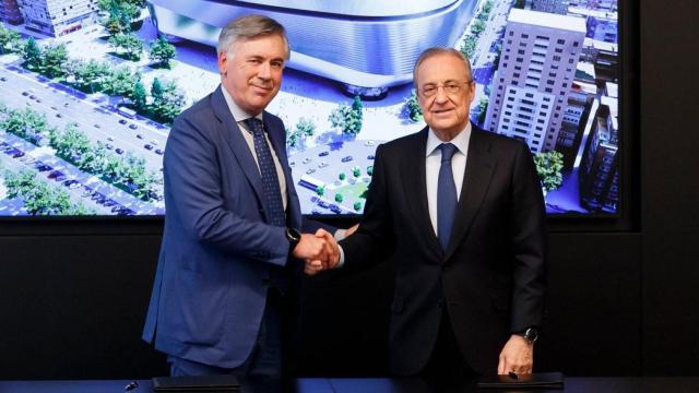 Carlo Ancelotti y Florentino Pérez, que no quieren que Jovic siga en el Real Madrid, en la presentación del técnico italiano / EFE