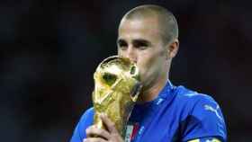 Fabio Cannavaro con el trofeo de campeones del mundo en 2006 /REDES