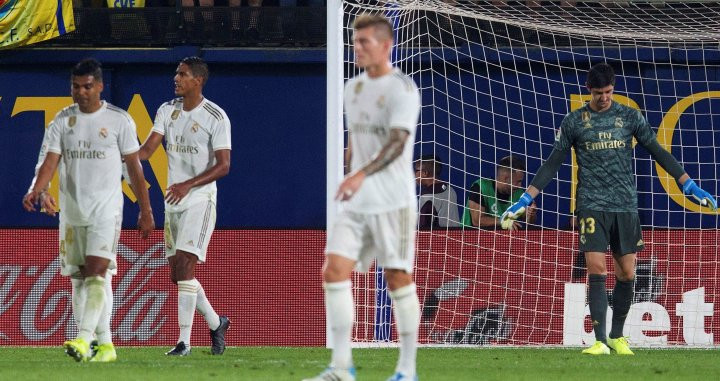 Los jugadores del Real Madrid lamentando el gol del Villarreal / EFE