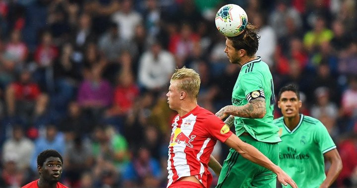 Sergio Ramos despeja un balón en el duelo ante el Red Bull Salzburgo / EFE