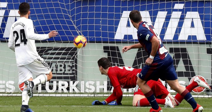 Sergi Enrich anota el segundo gol del Eibar / EFE