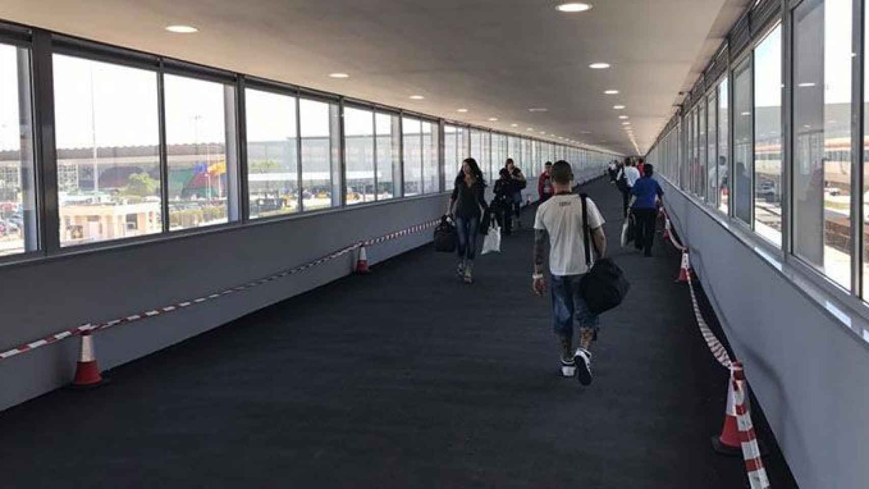 La nueva pasarela que une la estación de Renfe con la terminal 2 del aeropuerto de Barcelona / CG