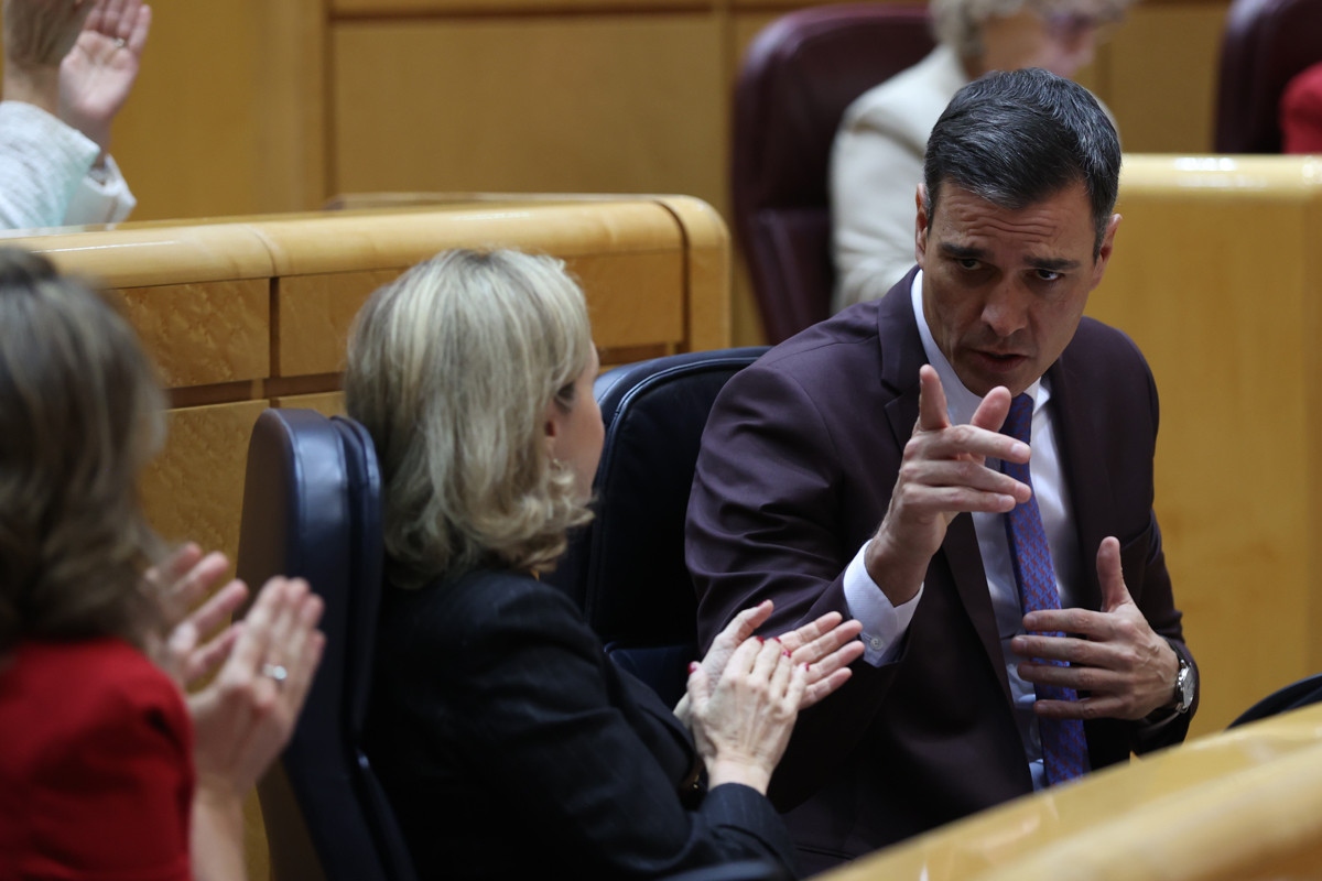 El presidente del Gobierno, Pedro Sánchez, y la vicepresidenta primera y ministra de Asuntos Económicos, Nadia Calviño, antes del pleno del Senado / EFE - Kiko Huesca