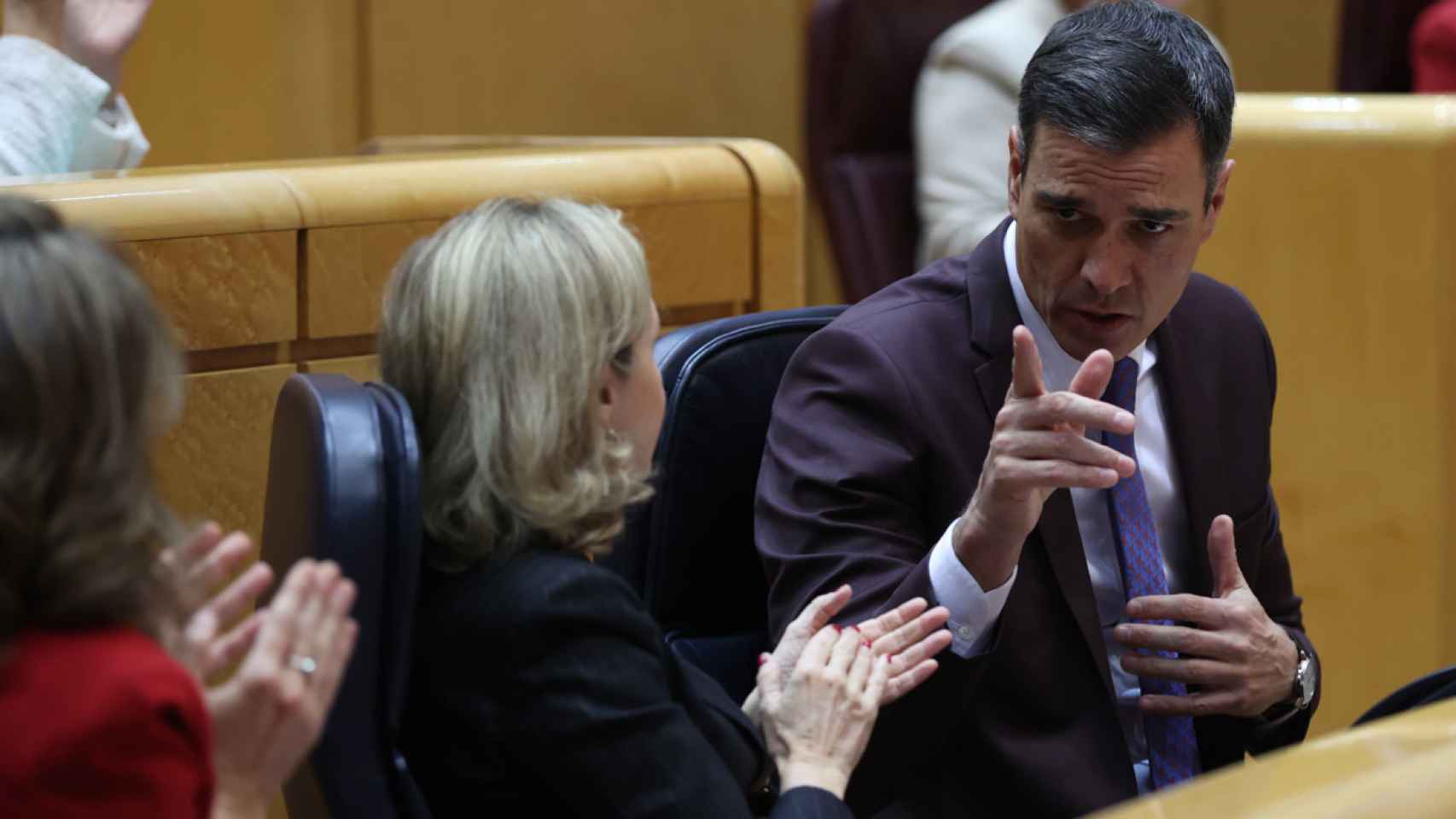 El presidente del Gobierno, Pedro Sánchez, y la vicepresidenta primera y ministra de Asuntos Económicos, Nadia Calviño, antes del pleno del Senado / EFE - Kiko Huesca