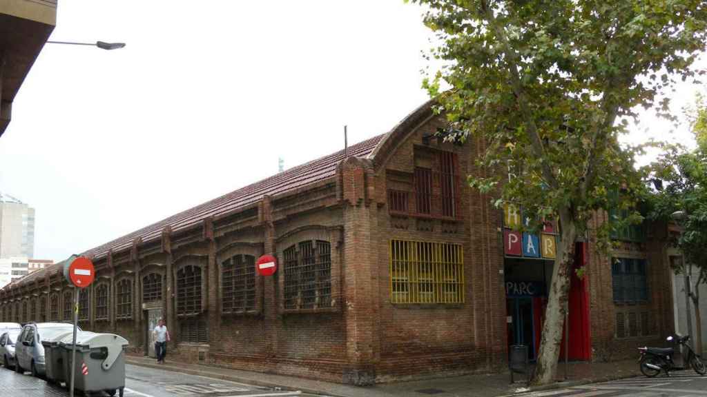 Imagen del antiguo Happy Park de Sants, donde la desconocida Funeraria San Ricardo quiere abrir un tanatorio / CG