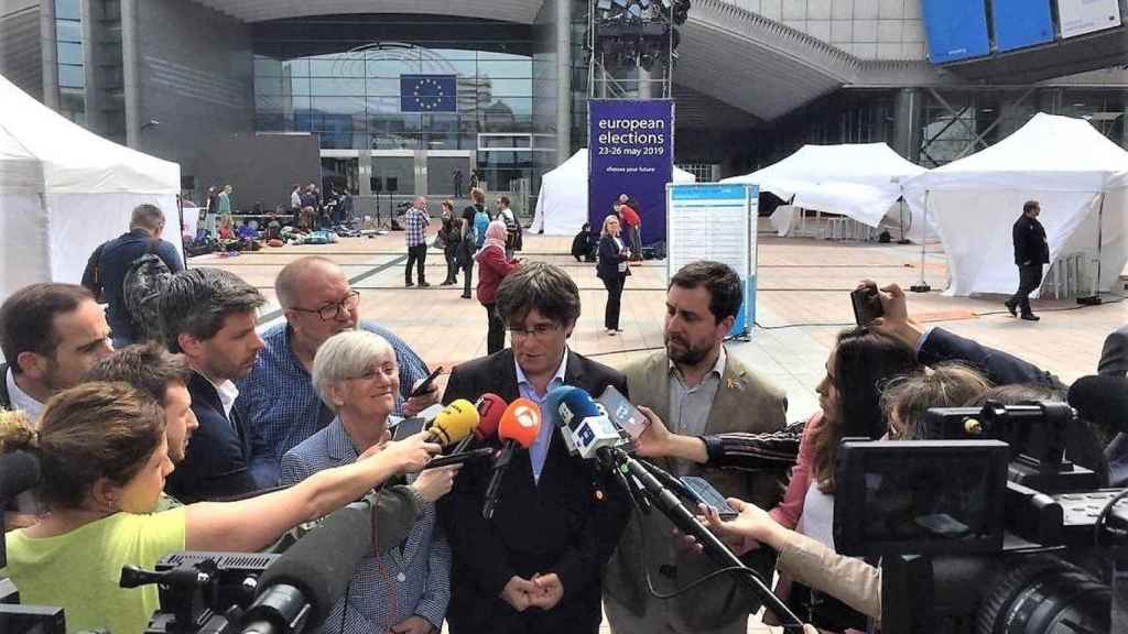 El expresidente Carles Puigdemont, junto a los exconsejeros Toni Comín y Clara Ponsatí en la puerta del Parlamento Europeo / EUROPA PRESS