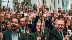 Alcaldes independentistas catalanes con la vara de mando / EFE