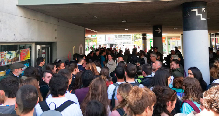 Independentistas bloqueando la entrada al acto 'Ante los nacionalismos y los populismos, ¡Europa!' en la UAB / TWITTER cuadrado