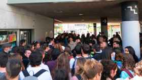 Independentistas bloqueando la entrada al acto 'Ante los nacionalismos y los populismos, ¡Europa!' en la UAB / TWITTER cuadrado