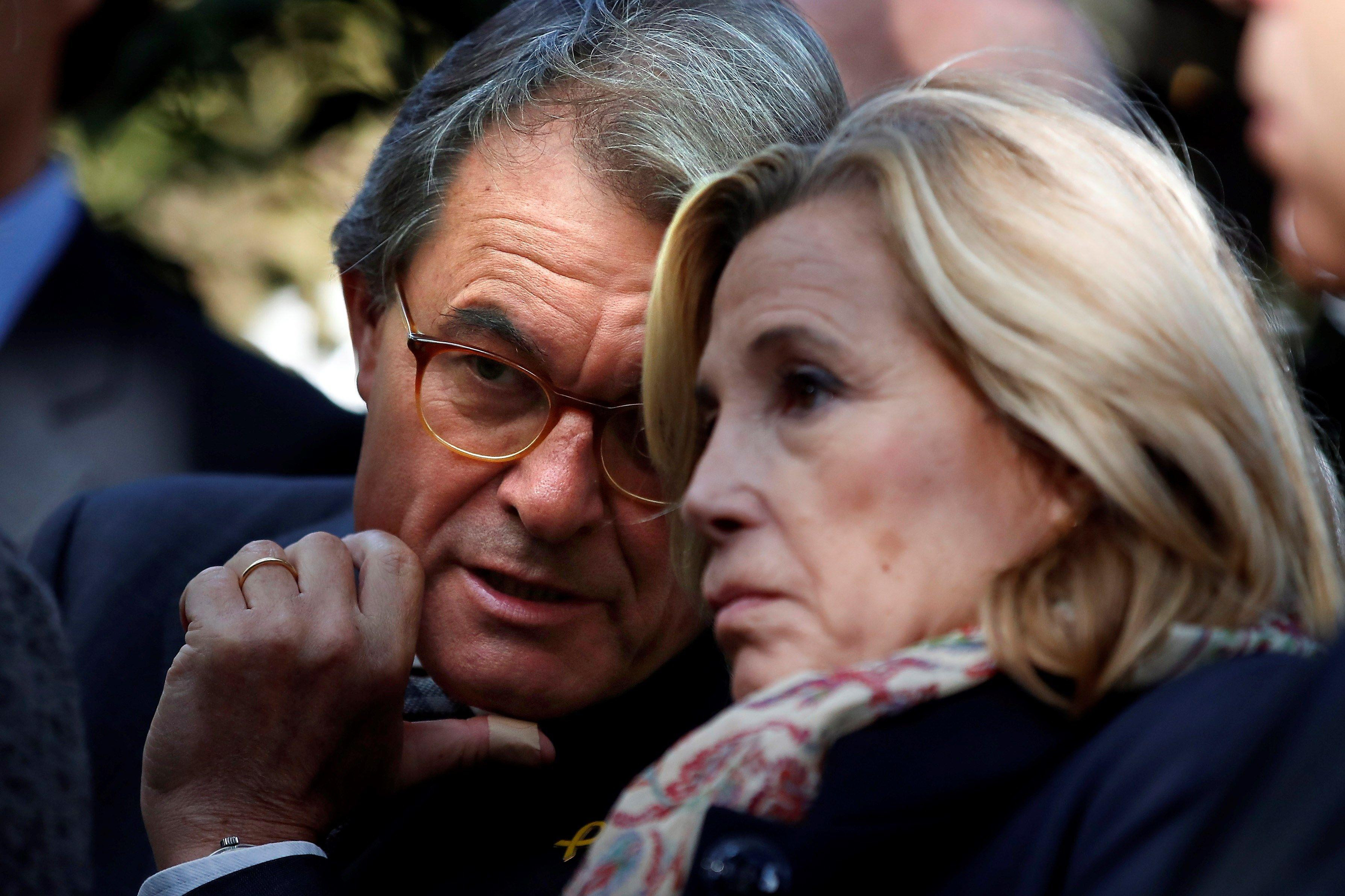 Artur Mas conversa con su exvicepresidenta Joana Ortega durante la rueda de prensa en los jardines del Palau Robert / EFE