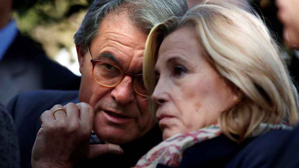 Artur Mas conversa con su exvicepresidenta Joana Ortega durante la rueda de prensa en los jardines del Palau Robert / EFE