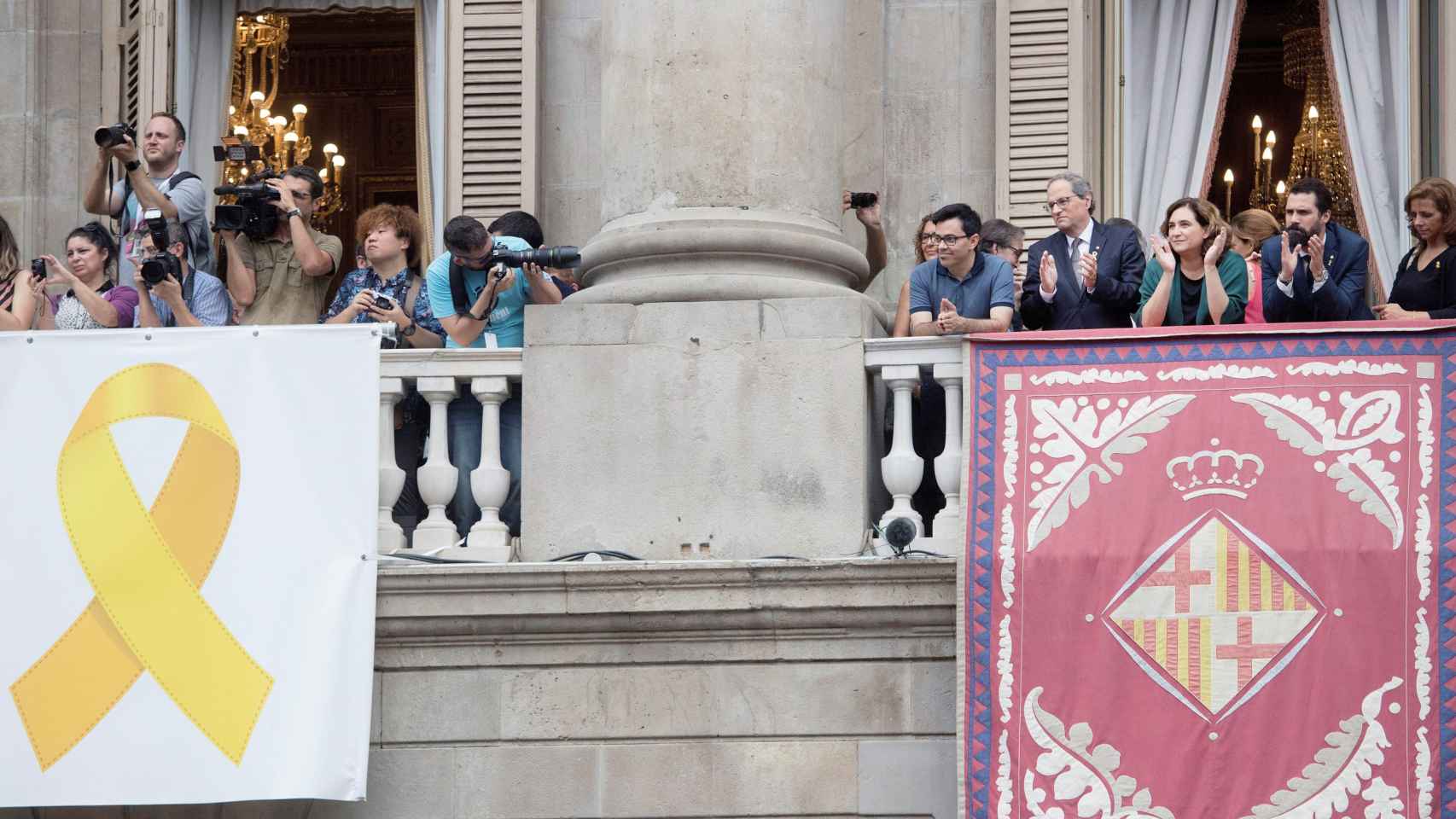 El teniente de alcalde, Gerardo Pisarello; el presidente de la Generalitat, Quim Torra; la alcaldesa, Ada Colau y el presidente del Parlament, Roger Torrent, durante la jornada castellera del día de la Mercè en Barcelona / EFE