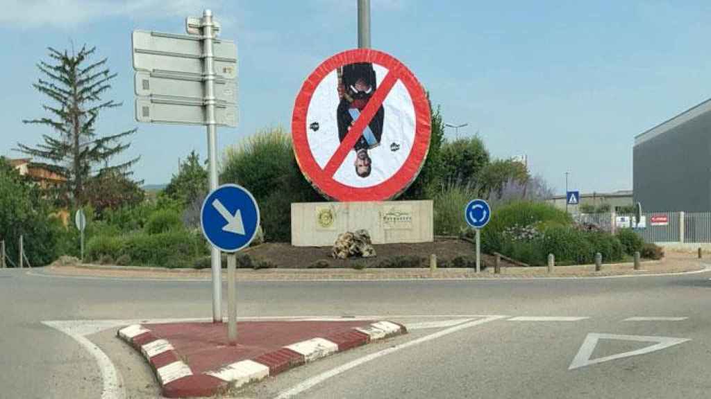 Imagen de una rotonda marcada con un cartel contra el rey Felipe VI en Girona / CG