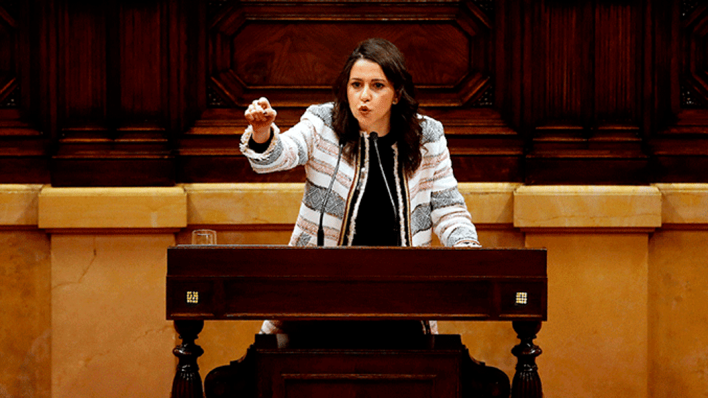 Inés Arrimadas, líder de Ciudadanos en Cataluña, durante su intervención en el pleno de este sábado / EFE