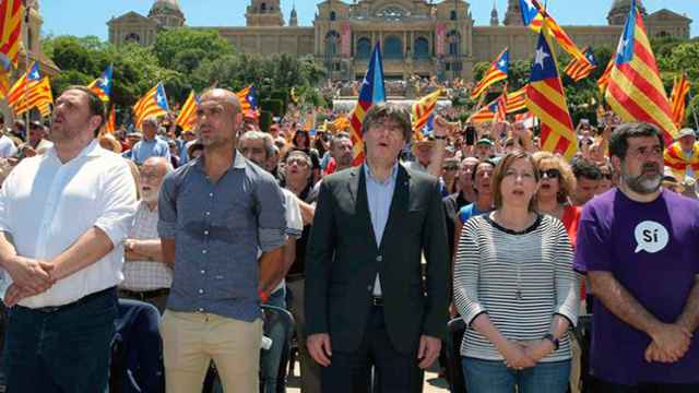 El exvicepresidente de la Generalitat, Oriol Junqueras (1i), el expresident, Carles Puigdemont, y el presidente de la ANC, Jordi Sànchez durante una manifestación a favor del 'sí'/ EFE