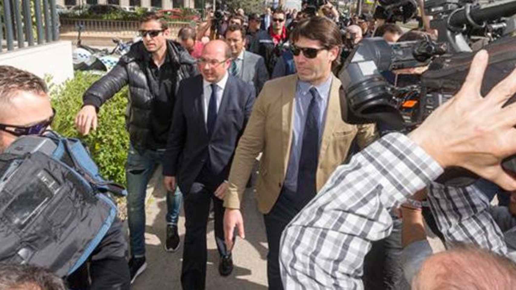 El presidente de Murcia en su entrada al Juzgado / EFE