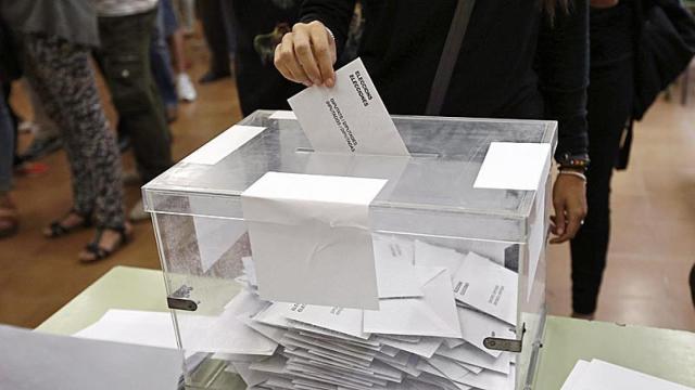 Votación en la urna de unas elecciones