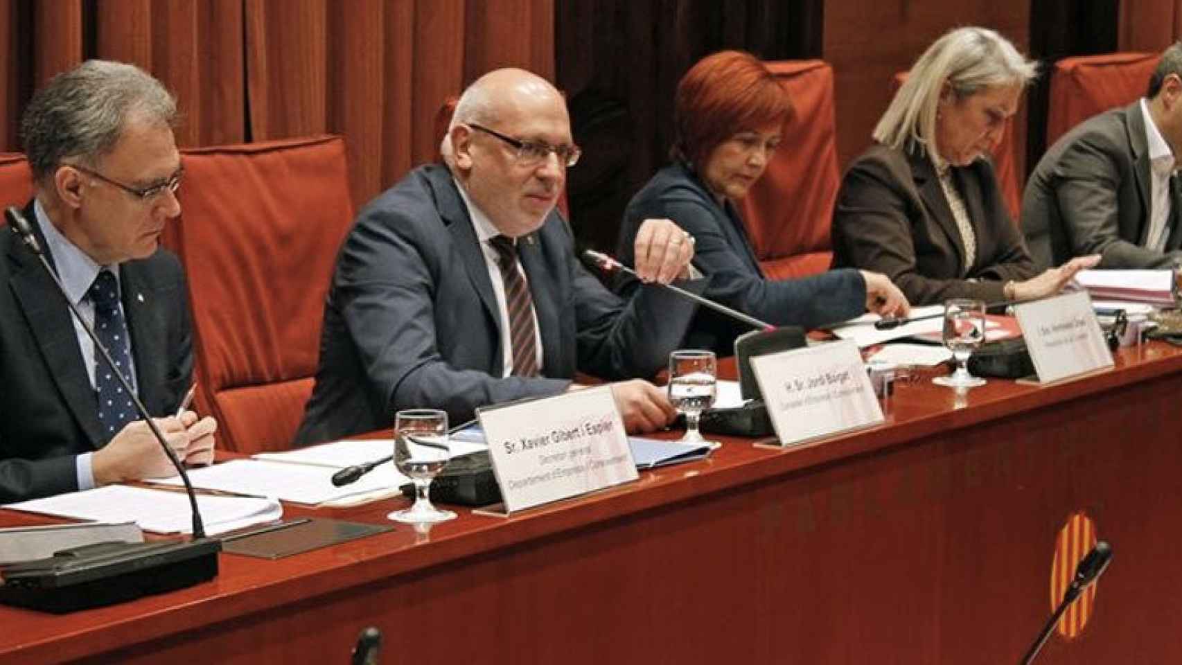 Jordi Baiget (centro), consejero de Empresa y Conocimiento de la Generalitat, en el Parlament.