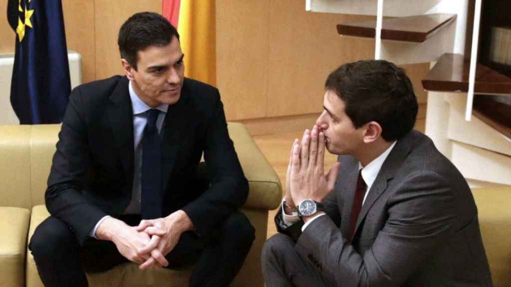 Pedro Sánchez, secretario general del PSOE, y Albert Rivera, presidente de Ciudadanos, durante un encuentro en el Congreso