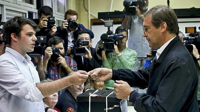 El primer ministro luso y líder de la coalición conservadora PAF, Pedro Passos Coelho, vota en las elecciones legislativas de este domingo, que ha ganado sin mayoría absoluta