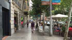 Una terraza de la plaza Sagrada Família, de Barcelona, que aun sin público ocupa más de media acera