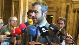 El portavoz del PSC en el Parlament, Maurici Lucena, en declaraciones a la prensa este jueves en los pasillos de la Cámara