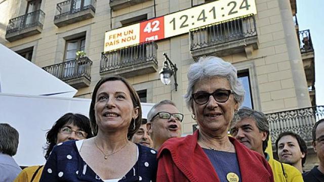 Las presidentas de la ANC, Carme Forcadell, y de Òmnium Cultural, Muriel Casals, ante el marcador instalado en la Plaza de San Jaime que señala la cuenta atrás hasta el 9 de noviembre