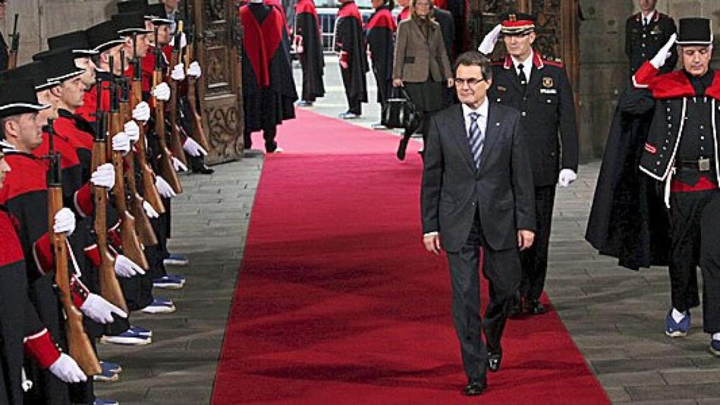El presidente de la Generalidad, Artur Mas, ante un grupo de Mossos d'Esquadra con el uniforme de gala