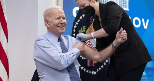 El presidente estadounidense, Joe Biden, poniéndose la dosis de refuerzo de la vacuna contra el coronavirus / EFE - Michael Reynolds