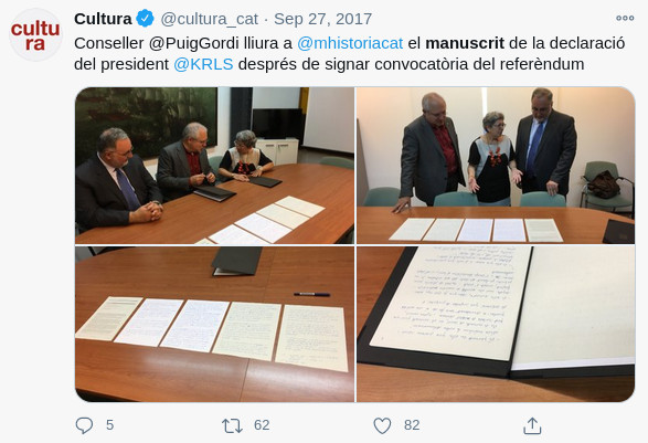 El 'conseller' Lluís Puig, entregando un manuscrito de Puigdemont al Museo de Historia de Cataluña / @cultura_cat (TWITTER)