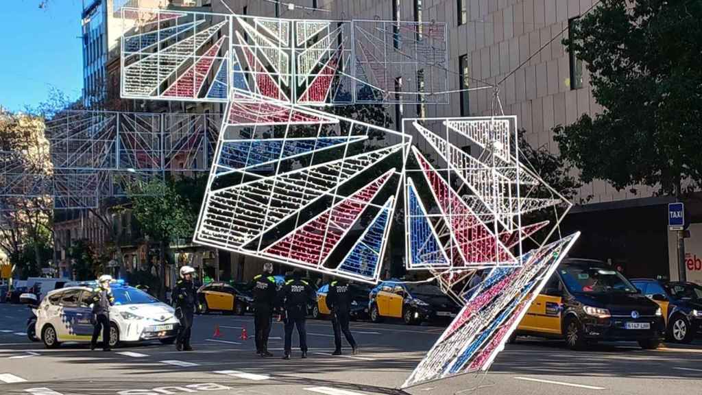 Las luces de Navidad que el fuerte viento ha hecho caer en la ronda de Sant Pere, frente al centro comercial El Corte Inglés de plaza Catalunya (Barcelona) / CG