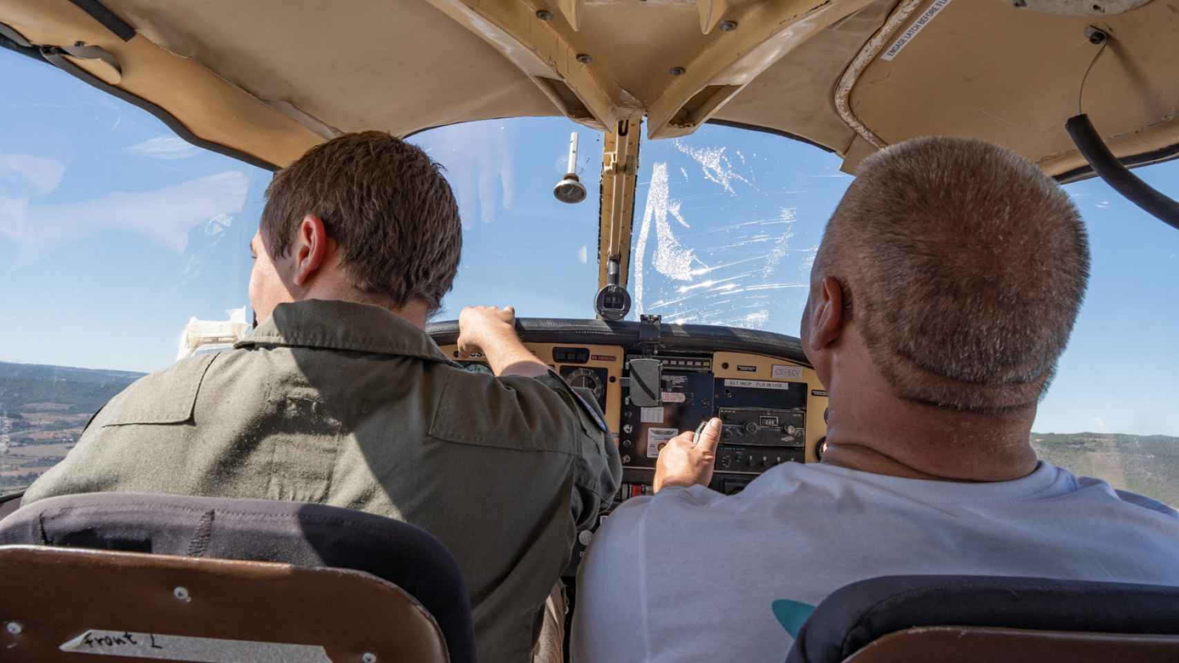 Jonathan (i) da una clase de vuelo a Antonio(d) durante las jornadas de Aviación Adaptada / LUIS MIGUEL AÑÓN (CG)