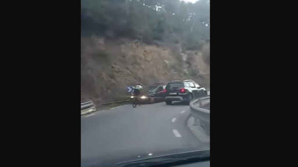 Imagen del ciclista atropellado, tras intentar adelantar a un coche / TWITTER