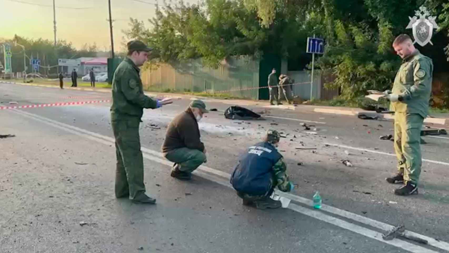 La policía examina los restos del coche bomba en el que ha muerto Daria Dugina, activista proguerra e hija del cerebro de Putin / EFE