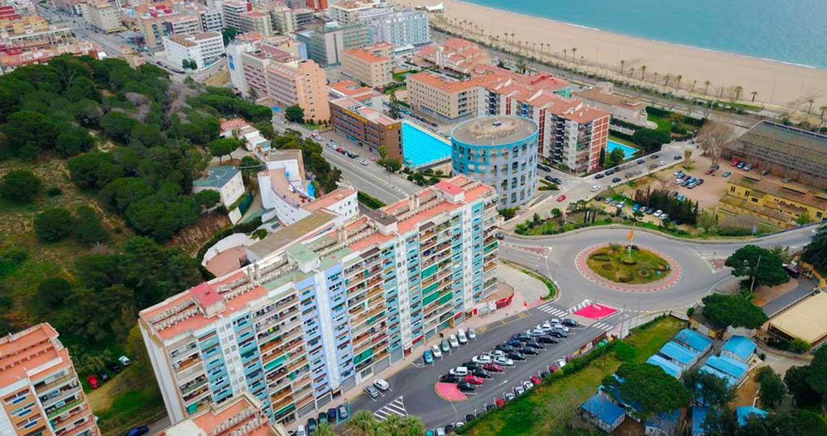 La Policía Local de Calella detiene a los propietarios de uno de los pisos de este bloque por echar a sus okupas  / APARTAMENTOS CODINA