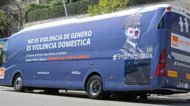 El autobús de HazteOír rotulado con proclamas antifeministas / EUROPA PRESS