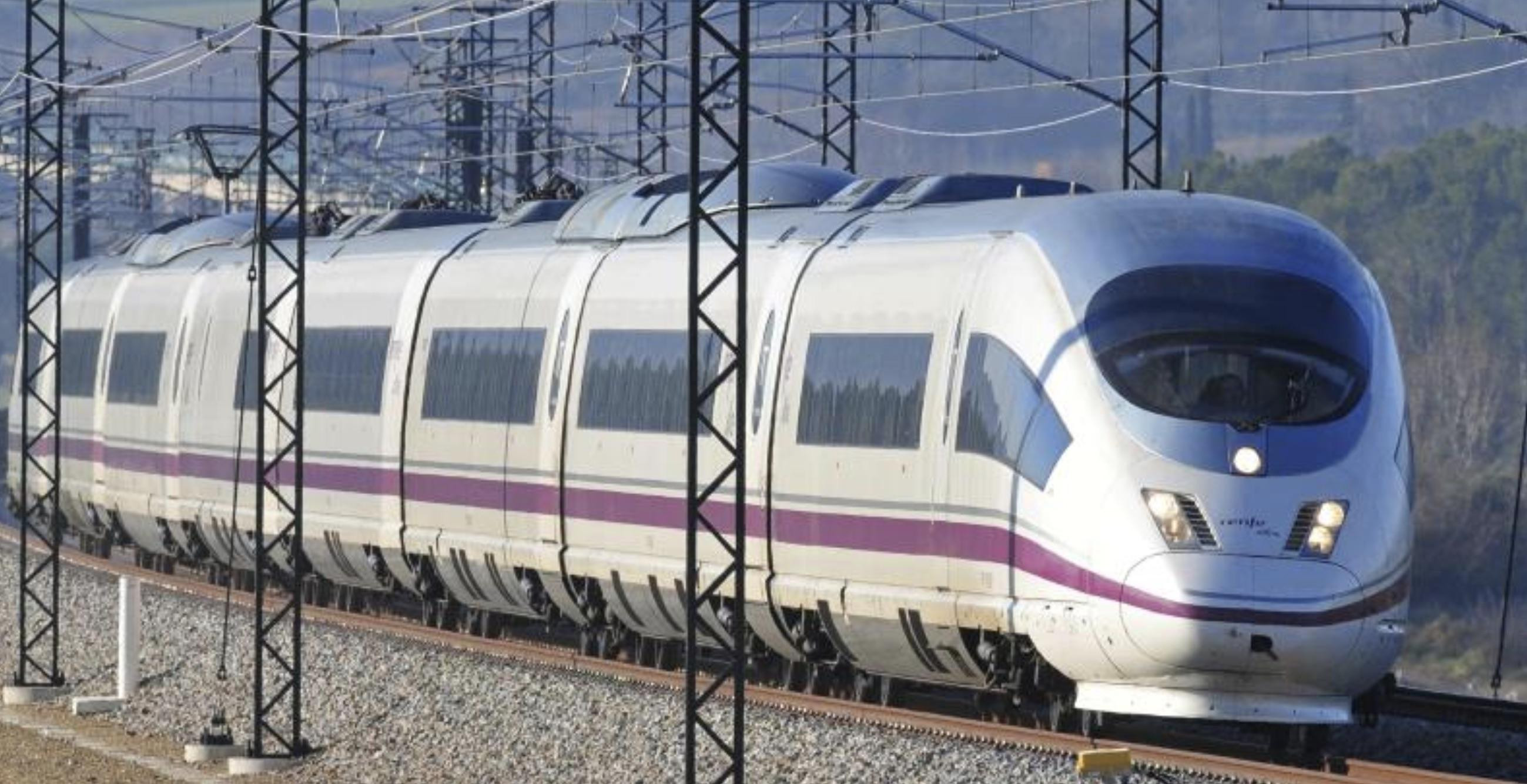 Un tren AVE a su paso por Figueres, Cataluña / EFE